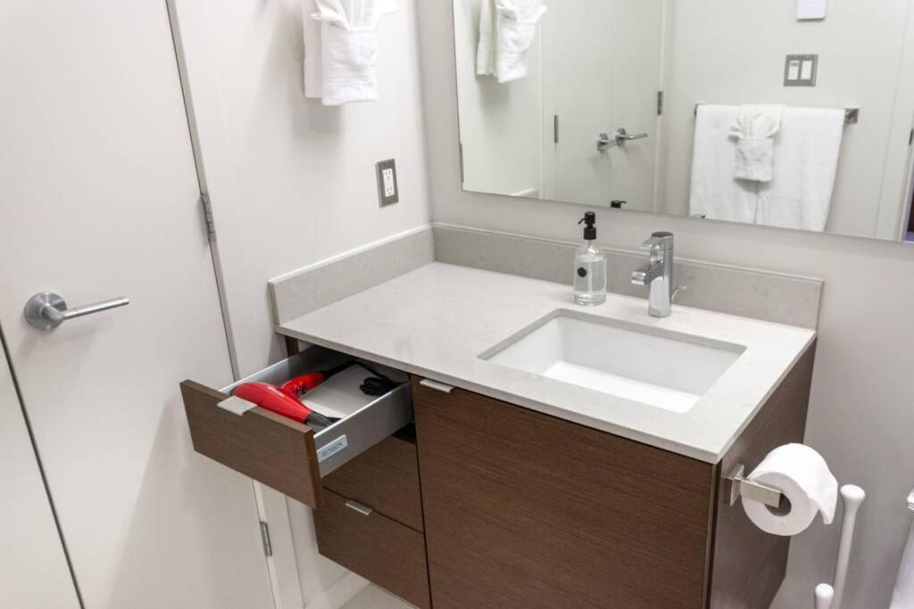Clean 3Rd Floor Executive 1 Bedroom Apt In Old Town China Town Вікторія Екстер'єр фото